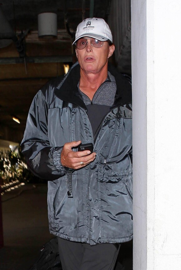 Bruce Jenner à son arrivée à l'aéroport de Los Angeles, le 13 février 2014.