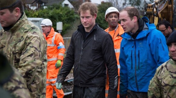 William et Harry : De l'eau jusqu'aux genoux, ils aident incognito les sinistrés