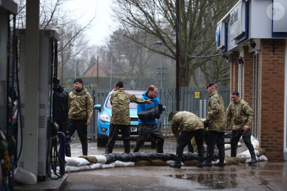 Le prince William, avec son frère le prince Harry, s'est rendu, sans publicité et dès 6 heures du matin, à Datchet dans le Berkshire le 14 février 2014 pour aider l'armée à construire des digues pour faire face aux inondations qui sinistrent la région.