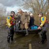 Le prince Charles en visite aux habitants de Muchelney, victimes d'inondations, dans le Somerset, le 4 février 2014.