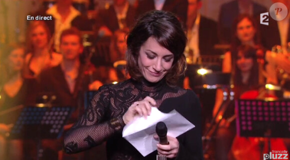 Virginie Guilhaume ouvre l'enveloppe pour la Victoire de l'album rock pour "Bankrupt" - 29e cérémonie des Victoires de la Musique, au Zénith de Paris, le 14 février 2014.