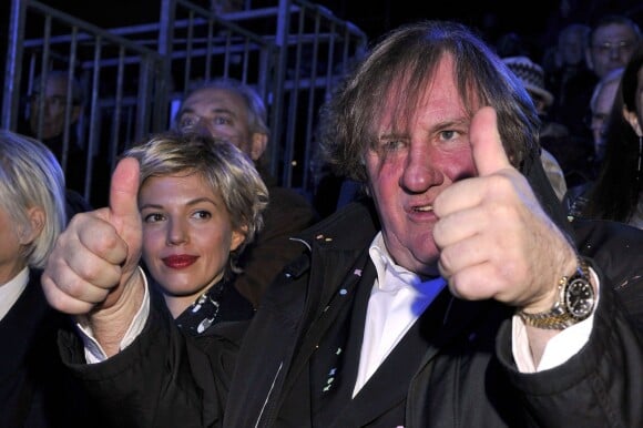 Gérard Depardieu déchaîné sous les yeux de sa compagne Clémentine Igou à la soirée d'ouverture du 130ème Carnaval de Nice, le 14 février 2014, place Masséna.