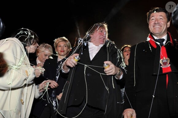 Gérard Depardieu (avec sa compagne Clémentine Igou) déchaîné à la soirée d'ouverture du 130ème Carnaval de Nice, le 14 février 2014, place Masséna.