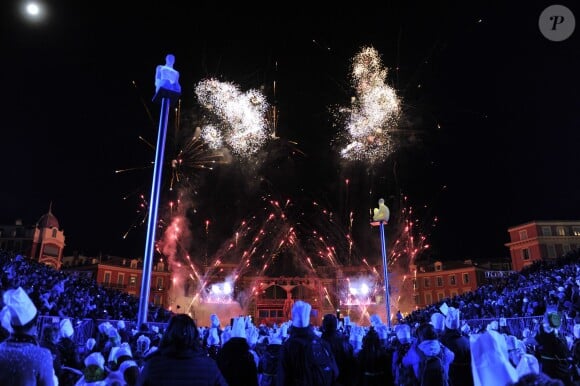 Ambiance à la soirée d'ouverture du 130ème Carnaval de Nice, le 14 février 2014, place Masséna.