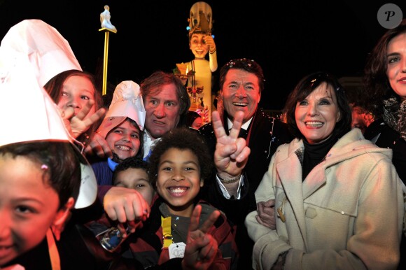 Gérard Depardieu, le maire de Nice, Christian Estrosi et Denise Fabre participent à la soirée d'ouverture du 130ème Carnaval de Nice "Roi de la Gastronomie", le 14 février 2014 à Nice, place Masséna.