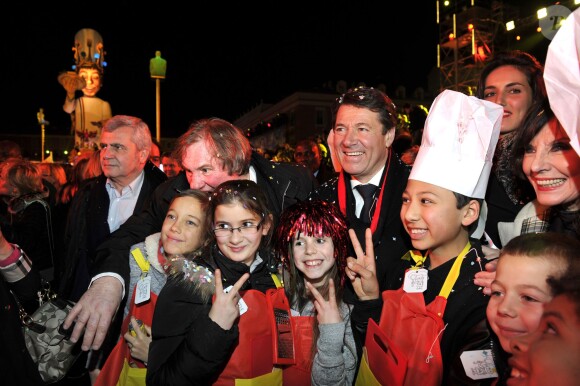 Gérard Depardieu, le maire de Nice, Christian Estrosi et Denise Fabre participent à la soirée d'ouverture du 130ème Carnaval de Nice "Roi de la Gastronomie", le 14 février 2014 à Nice, place Masséna.