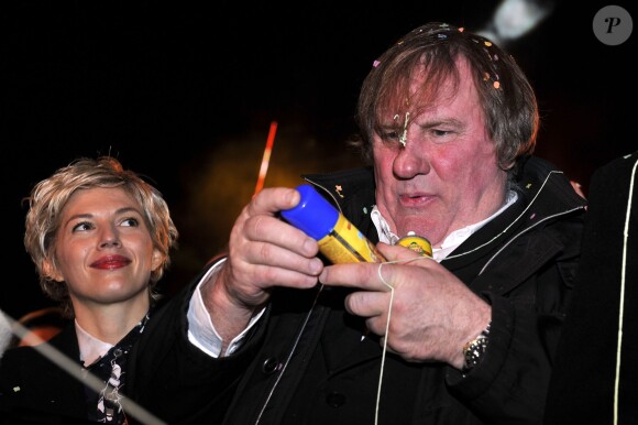 Gérard Depardieu, avec sa compagne Clémentine Igou, déchaîné à la soirée d'ouverture du 130ème Carnaval de Nice, le 14 février 2014, place Masséna.