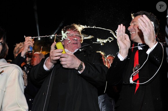 Gérard Depardieu et Christian Estrosi, le maire de Nice, à la soirée d'ouverture du 130ème Carnaval de Nice, le 14 février 2014, place Masséna.