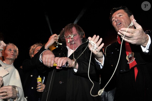 Gérard Depardieu et Christian Estrosi, le maire de Nice, à la soirée d'ouverture du 130ème Carnaval de Nice, le 14 février 2014, place Masséna.
