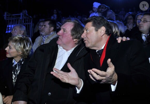 Gérard Depardieu et Christian Estrosi, le maire de Nice, à la soirée d'ouverture du 130ème Carnaval de Nice, le 14 février 2014, place Masséna.