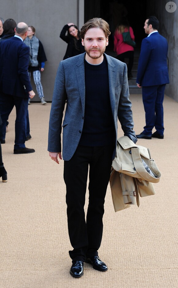 Daniel Bruhl arrive au défilé Burberry Prorsum automne/hiver 2014 à Londres le 17 février 2014