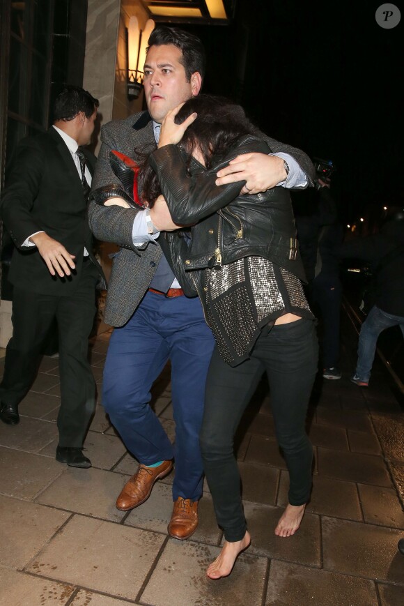 Michelle Rodriguez (pieds nus) quitte le club Ronnie Scott, où elle a assisté à un concert privé de Prince. Londres, le 17 février 2014.