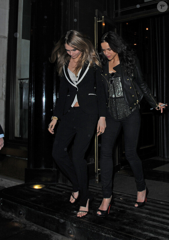 Cara Delevingne et Michelle Rodriguez quittent le club Ronnie Scott, où elles ont assisté à un concert privé de Prince. Londres, Le 17 février 2014.
