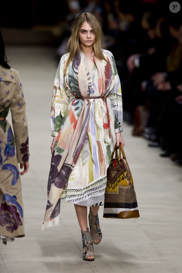 Cara Delevingne sur le catwalk du défilé Burberry lors de la fashion week de Londres, le 17 février 2014.