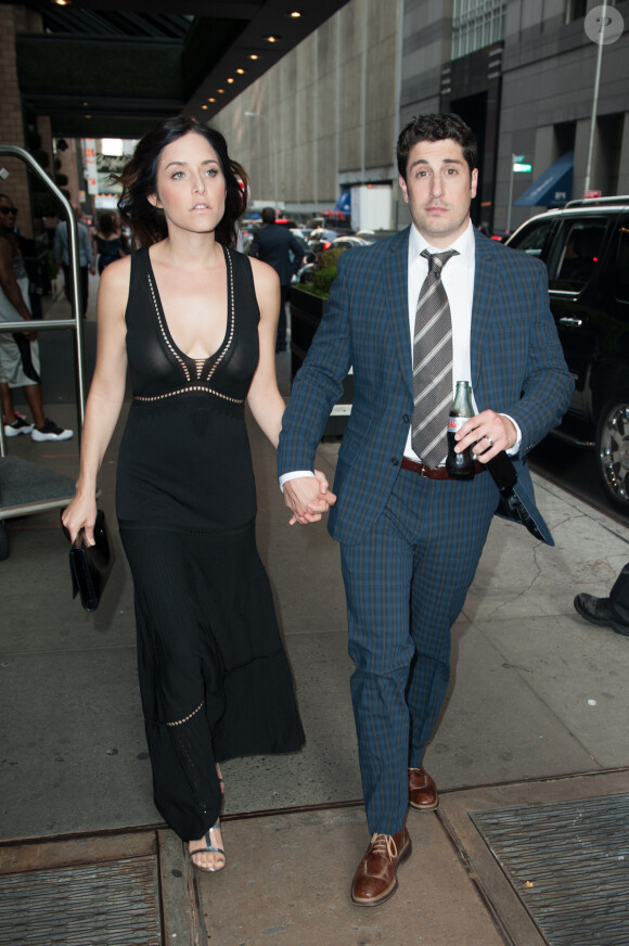 Jason Biggs et sa compagne Jenny Mollen à New York le 25 juin 2013.