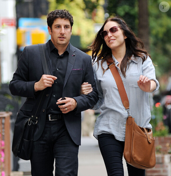 Jason Biggs et Jenny Mollen enceinte à New York le 3 octobre 2013.
