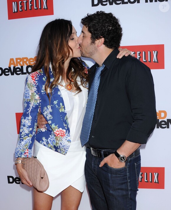 Jason Biggs et Jenny Mollen s'embrassement à Los Angeles le 29 avril 2013.