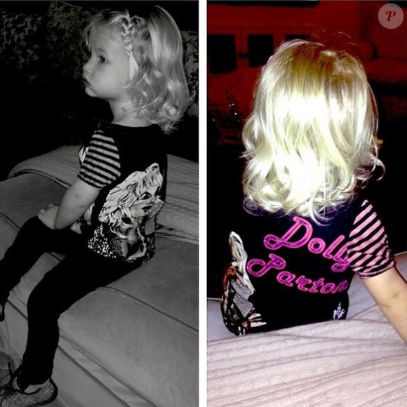 Maxwell et sa tenue hommage à Dolly Parton, le 24 janvier 2014.