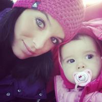 Jade Foret : Au bord de l'accouchement, elle profite de sa petite Liva