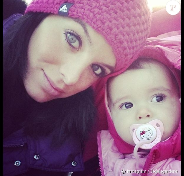 Jade Foret, enceinte, et son adorable fille Liva. Février 2014.
