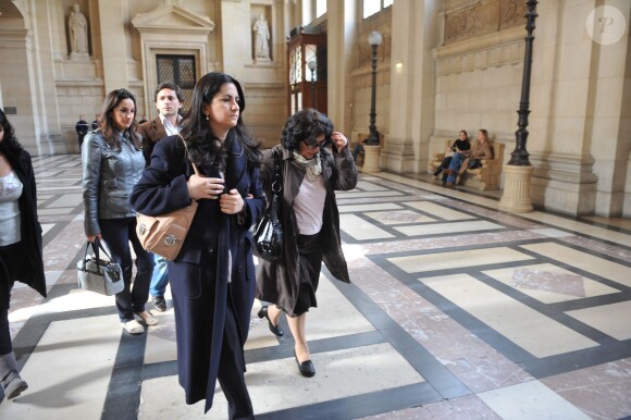 Ruth Halimi, la mère d'Ilan, arrivant avec son avocate au tribunal le 29 avril 2009 à Paris