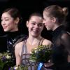 Adelina Sotnikova entourée de la Sud-Coréenne Kim Yu-na et l'Italienne Carolina Kostner sur le podium des Jeux olympiques de Sotchi le 20 février 2014 à l'Iceberg Skating Palace de Sotchi