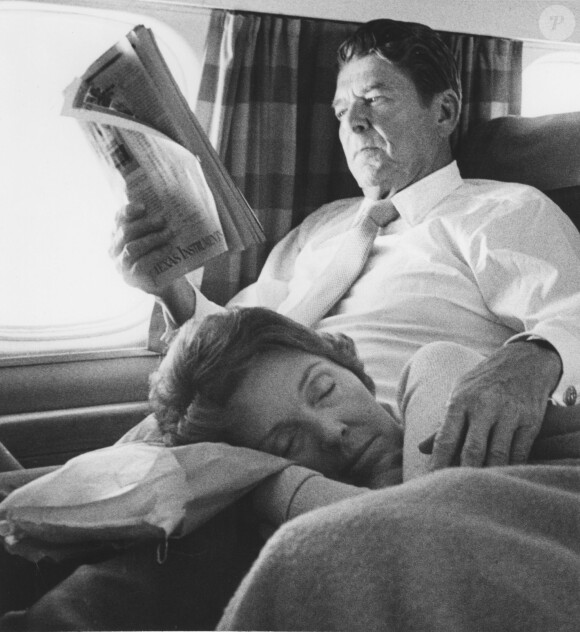 Nancy et Ronald Reagan dans un avion le 7 août 1976