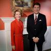 Nancy Reagan fait son entrée au musée de Madame Tussauds au côté de son époux Ronald Reagan, à Washington, le 18 février 2014