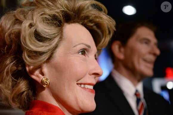 Nancy Reagan fait son entrée au musée de Madame Tussauds au côté de son époux Ronald Reagan, à Washington, le 18 février 2014