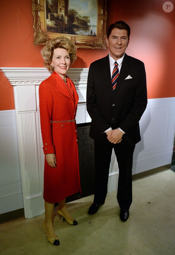 Nancy Reagan fait son entrée au musée de Madame Tussauds au côté de son époux Ronald Reagan, à Washington, le 18 février 2014