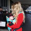 Fergie prend un vol à l'aeroport de Los Angeles avec son fils Axl, le 10 février 2014.