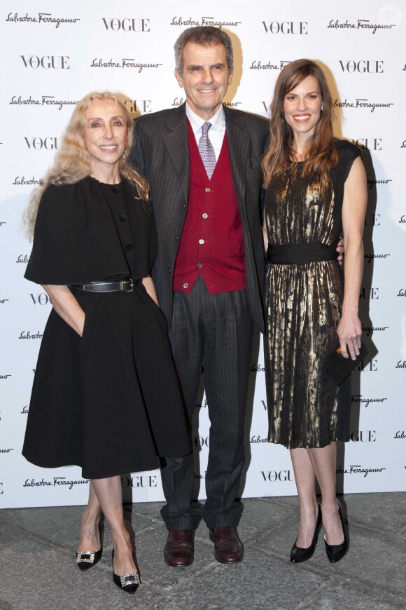Franca Sozzani, Ferruccio Ferragamo et Hilary Swank assistent à la soirée Salvatore Ferragamo à Milan. Le 23 février 2014.
