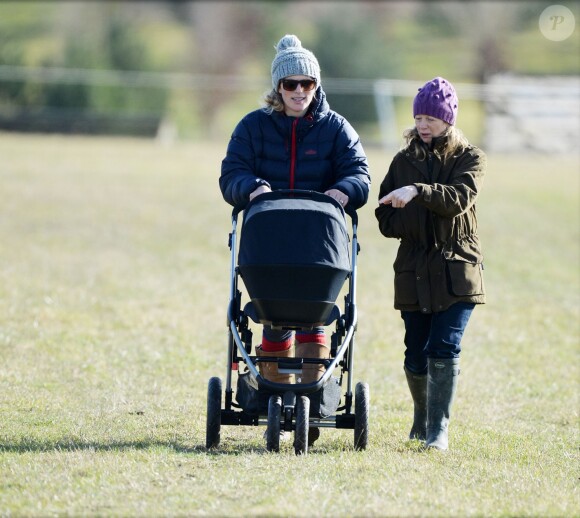 Zara Philips promène sa fille Mia Tindall en poussette lors d'une course hippique à Barbury le 16 février 2014.
