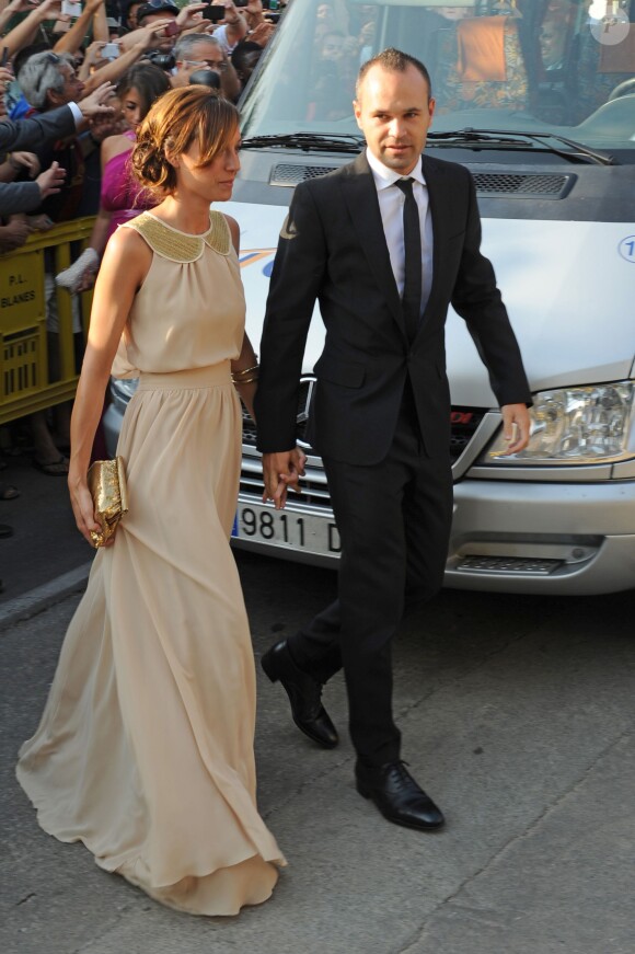 Andrés Iniesta et sa femme Anna Ortiz au mariage de Xavi à Blanes, le 13 juillet 2013.