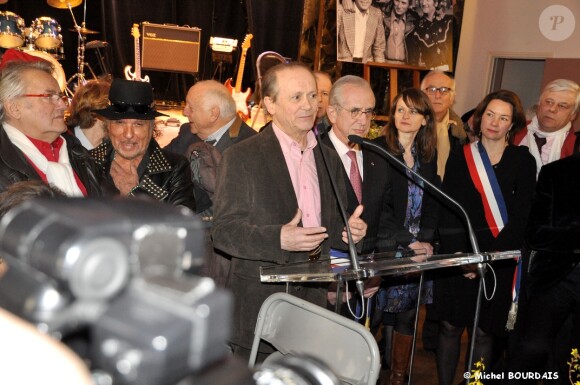 Patrick Darnay prononçant un discours, entouré de Danny Boy, Danyel Gérard, Frankie Jordan, et Jacques Bravo, maire du 10e arrondissement de Paris, lors de l'inauguration de la plaque commémorative Golf Drouot au N°2 de la rue Drouot, le 24 février 2014, ancienne adresse de la mythique boîte de rock Golf-Drouot.