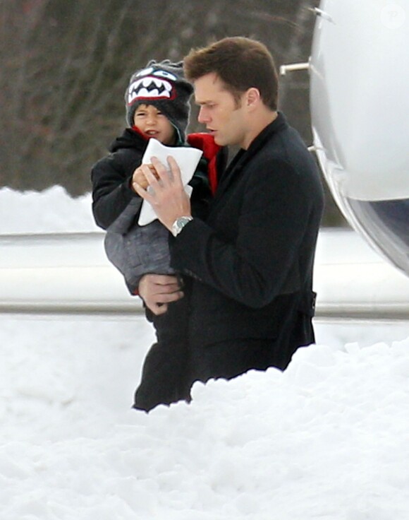 Gisele Bundchen et son époux Tom Brady quittent Boston en famille, le 22 janvier 2014.