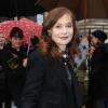 Isabelle Huppert arrive à la Galerie des Gobelins pour assister au défilé Carven automne-hiver 2014-15. Paris, le 27 février 2014.