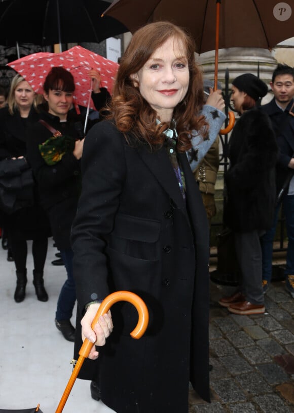 Isabelle Huppert arrive à la Galerie des Gobelins pour assister au défilé Carven automne-hiver 2014-15. Paris, le 27 février 2014.