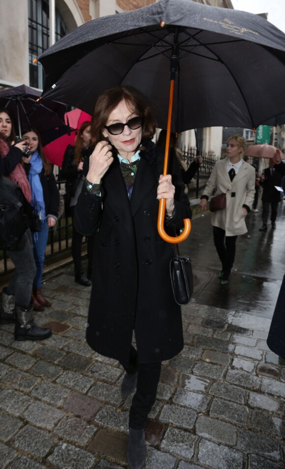 Isabelle Huppert arrive à la Galerie des Gobelins pour assister au défilé Carven automne-hiver 2014-15, suivie par sa fille Lolita. Paris, le 27 février 2014.