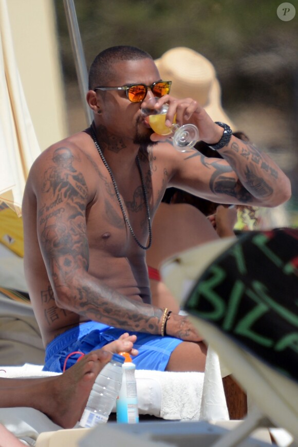 Kevin Prince Boateng se désaltère à Ibiza, le 10 Juin 2013