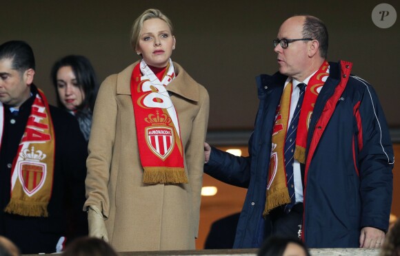 La princesse Charlene et le prince Albert II de Monaco lors du choc ASM - PSG au Stade Louis II le 9 février 2014