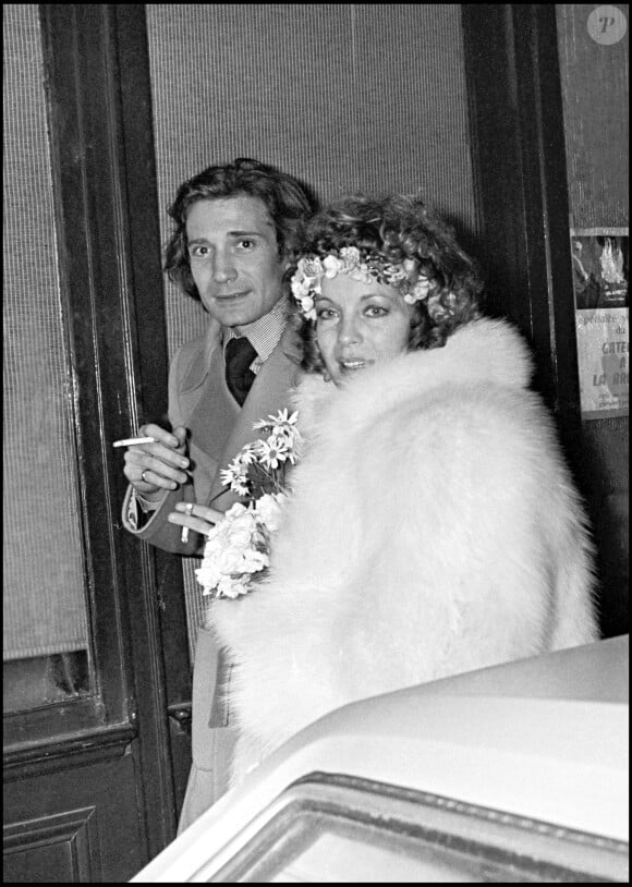 Romy Schneider et Daniel Biasini sortant d'un restaurant à Paris en 1975