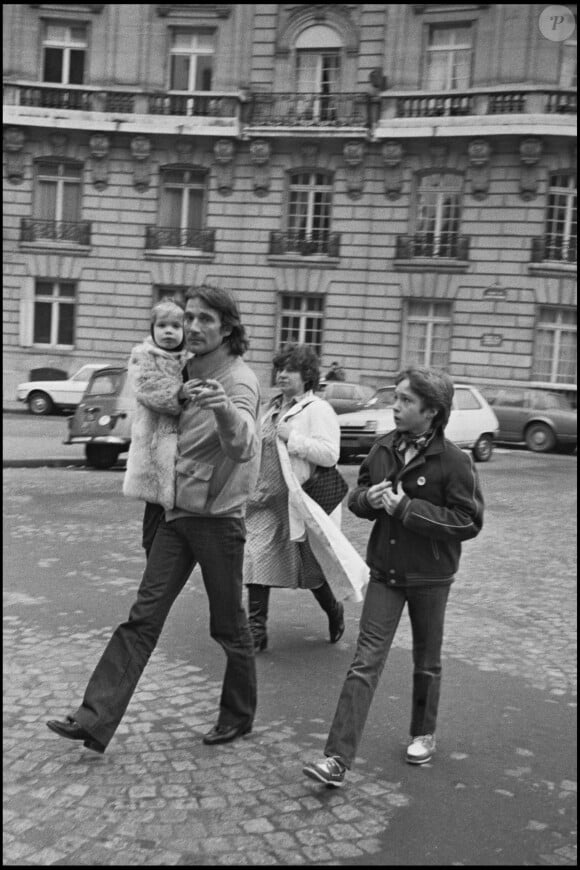 Daniel Biasini à Paris avec sa fille Sarah dans ses bras en 1981