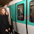 Valérie Trierweiler dans le métro parisien avec une amie à la sortie du défilé de mode "Christian Dior" qui se déroulait au musée Rodin à Paris le 28 février 2014