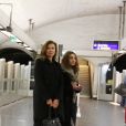 Valérie Trierweiler dans le métro parisien avec une amie à la sortie du défilé de mode "Christian Dior" qui se déroulait au musée Rodin à Paris le 28 février 2014