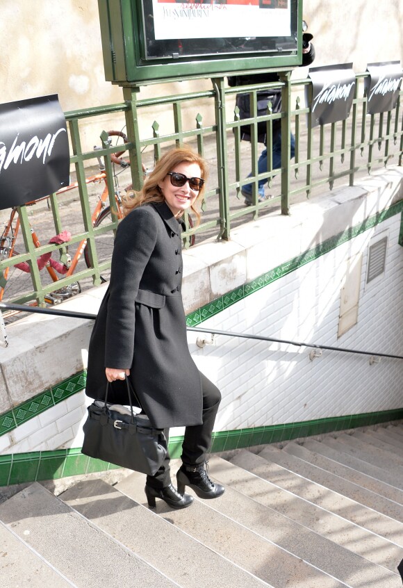 Valérie Trierweiler s'engouffre dans le métro parisien à la sortie du défilé de mode "Christian Dior" qui se déroulait au musée Rodin à Paris, le 28 février 2014