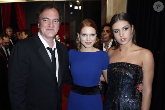 Quentin Tarantino, Léa Seydoux en Prada, et Adèle Exarchopoulos ( sandales Vamp et pochette Cayla de Jimmy Choo) à la 39e cérémonie des Cesar au théâtre du Châtelet à Paris, le 28 février 2014.