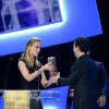 Nora Arnezeder remet à Guillaume Gallienne son prix pour le Meilleur lors de la 39e cérémonie des César. Paris, le 28 février 2014.