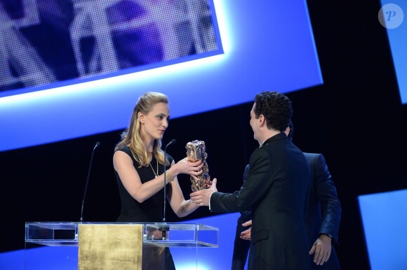 Nora Arnezeder remet à Guillaume Gallienne son prix pour le Meilleur lors de la 39e cérémonie des César. Paris, le 28 février 2014.