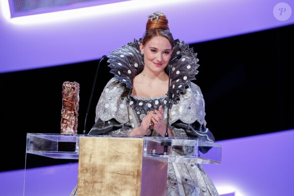 Déborah François, habillée de la robe du film Peau d'Âne, remet le prix du Meilleur Costume lors la 39e édition des César. Paris, le 28 février 2014.